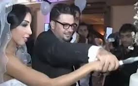 دنيا باطما و محمد ترك يقطعان حلوى زواجهما