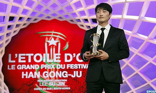 المخرج الكوري الجنوبي لي سو جين يتسلم جائزة النجمة الذهبية في مهرجان مراكش في ديسمبر 2013