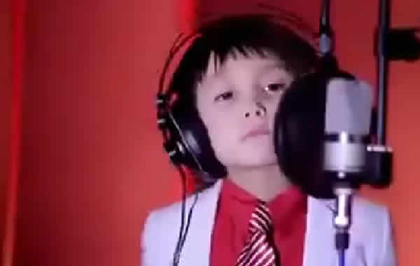 طفل اسمه Jurabek Juraev يغني انت باغية واحد