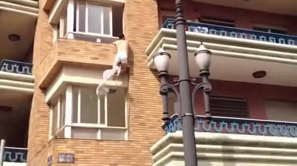 زوج يضبط زوجته تخونه و العشيق يهرب من النافذة